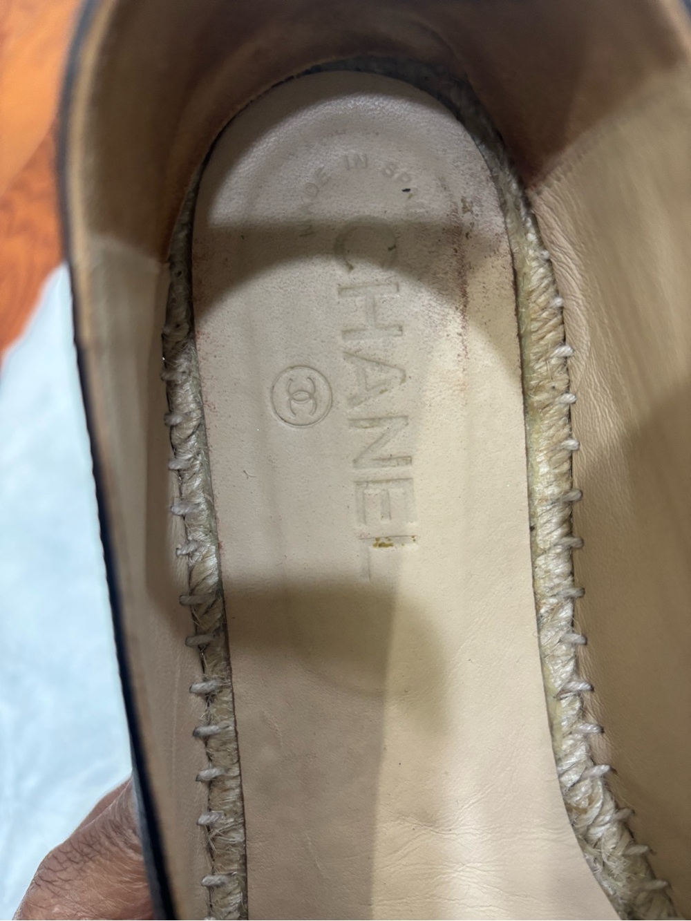 Pre-owned CHANEL Black Leather Espadrille Flats with Embellished CC - Picture 13 of 16